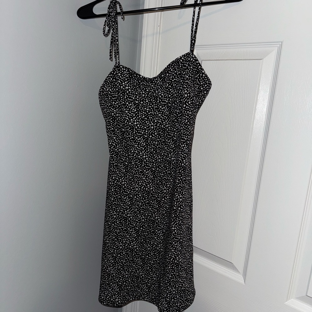 ✨ Stylish Black & White Mini Dress — Size 4 ✨